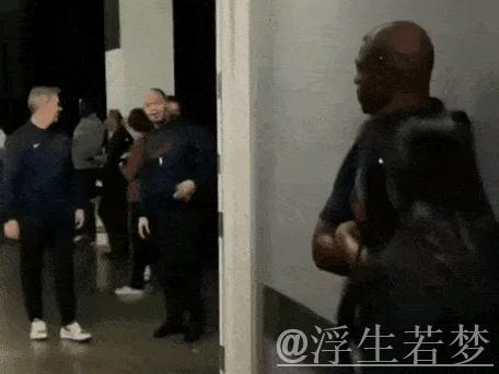 美媒曝光赛后一幕,保罗通道等待道歉, 泰伦卢表情冷漠直接无视保罗 美媒曝光赛后一幕,保罗通道等待道歉, 泰伦卢表情冷漠直接无视保罗